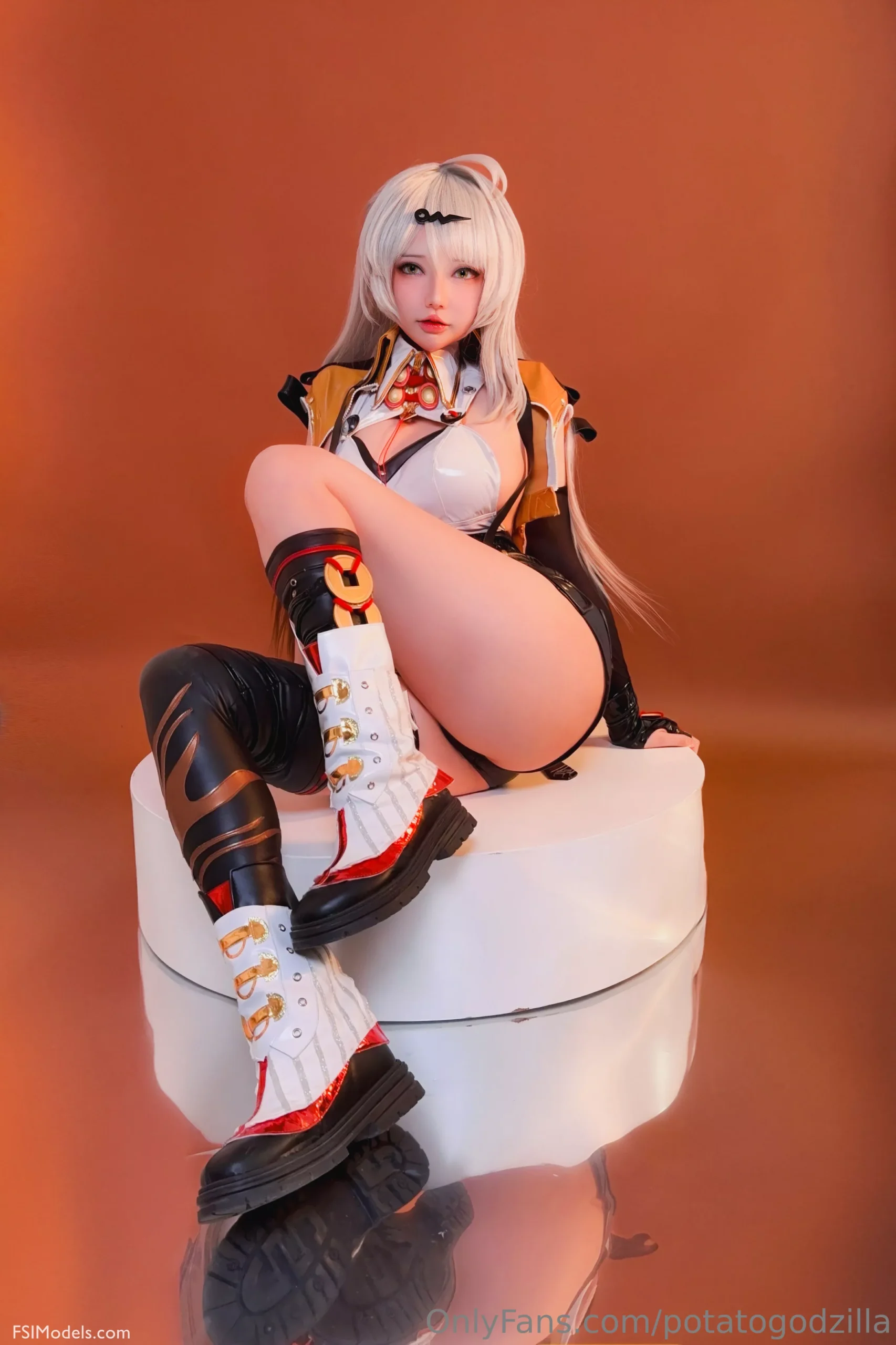 Potato Godzilla - Yixuan Cosplay Photos - 13