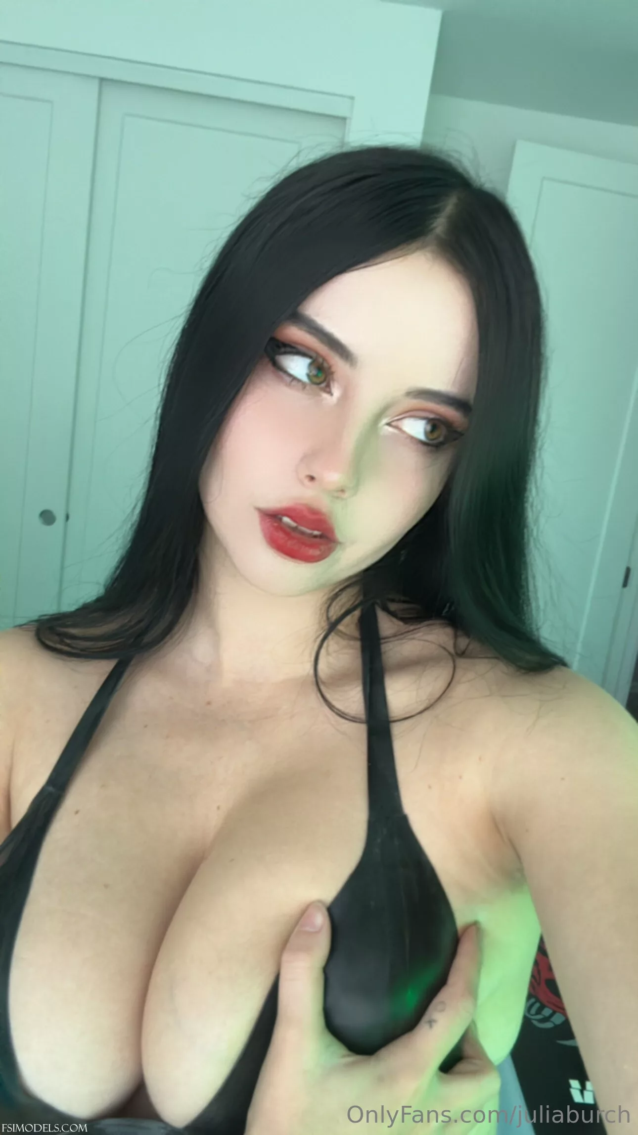 Julia Burch Nude Cleavage Tease Photos - 24 Julia Burch Nude Cleavage Tease Photos - 23