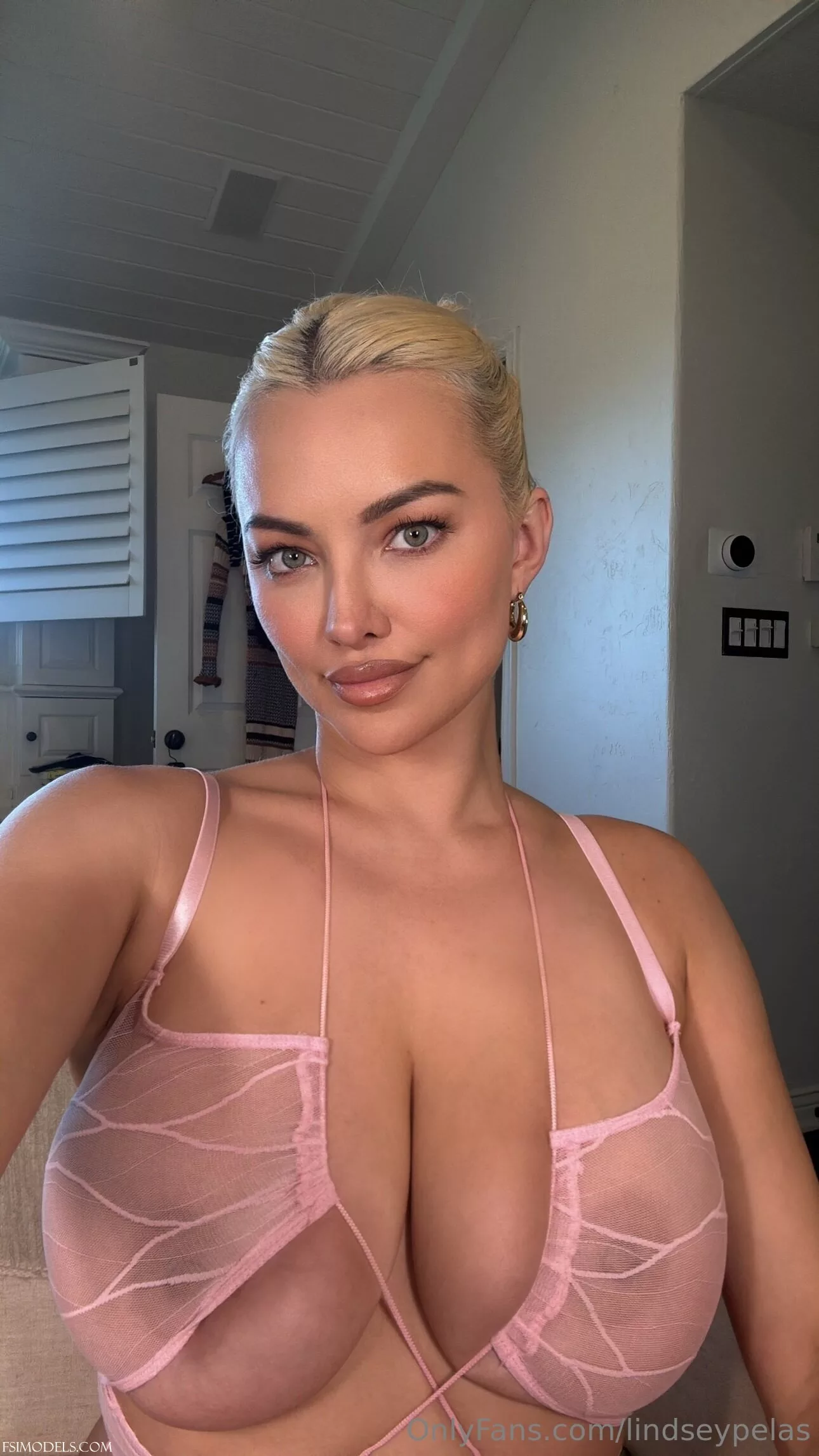 Lindsey Pelas OnlyFans Cleavage Tease Photos - 16 Lindsey Pelas OnlyFans Cleavage Tease Photos - 15