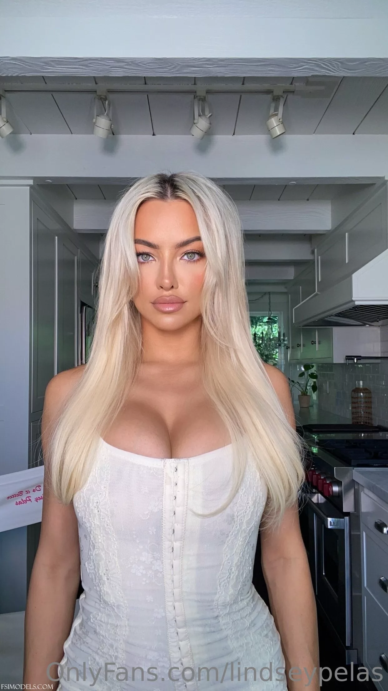 Lindsey Pelas OnlyFans Cleavage Tease Photos - 44 Lindsey Pelas OnlyFans Cleavage Tease Photos - 43