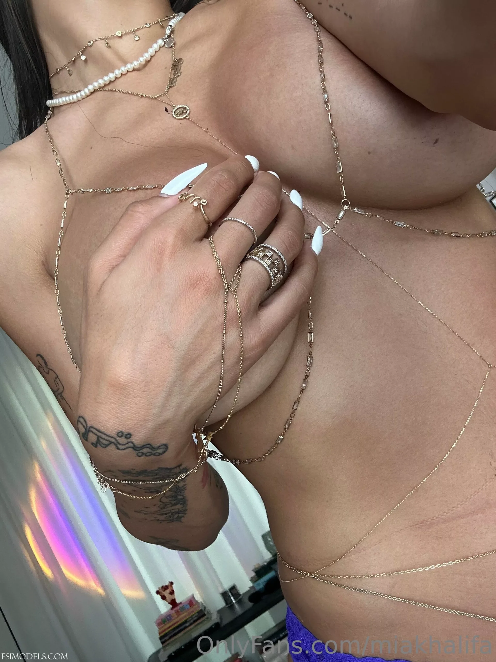 Mia Khalifa Nude Cleavage Tease OnlyFans Photos - 5