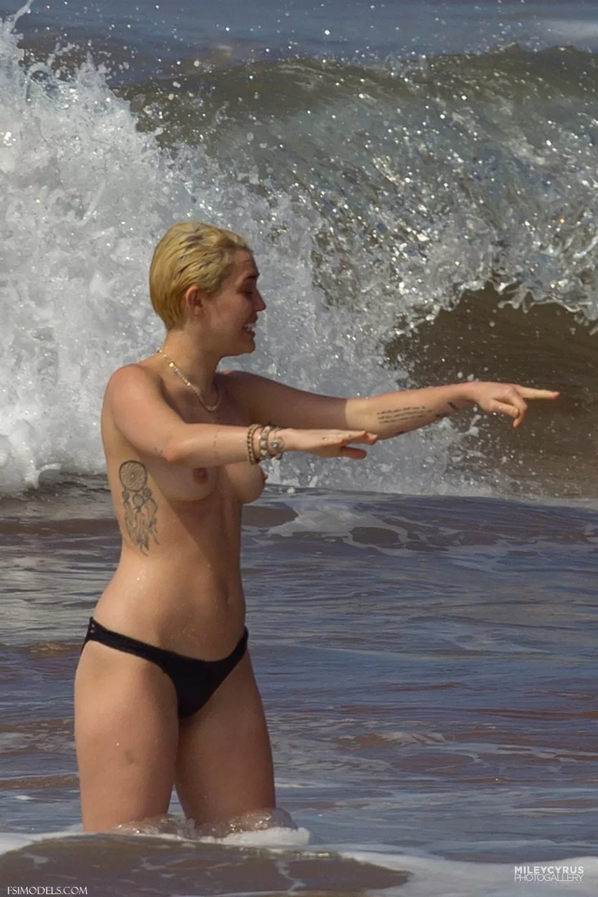 Miley Cyrus Nude Beach Leaked Photos - 10 Miley Cyrus Nude Beach Leaked Photos - 9