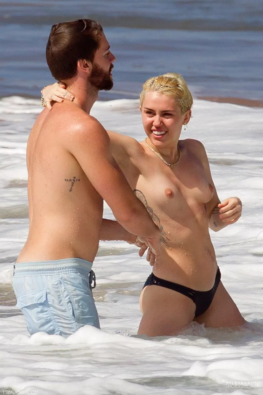 Miley Cyrus Nude Beach Leaked Photos - 20 Miley Cyrus Nude Beach Leaked Photos - 19