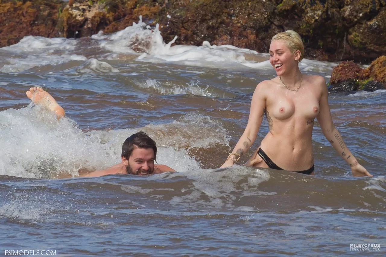 Miley Cyrus Nude Beach Leaked Photos - 46 Miley Cyrus Nude Beach Leaked Photos - 45