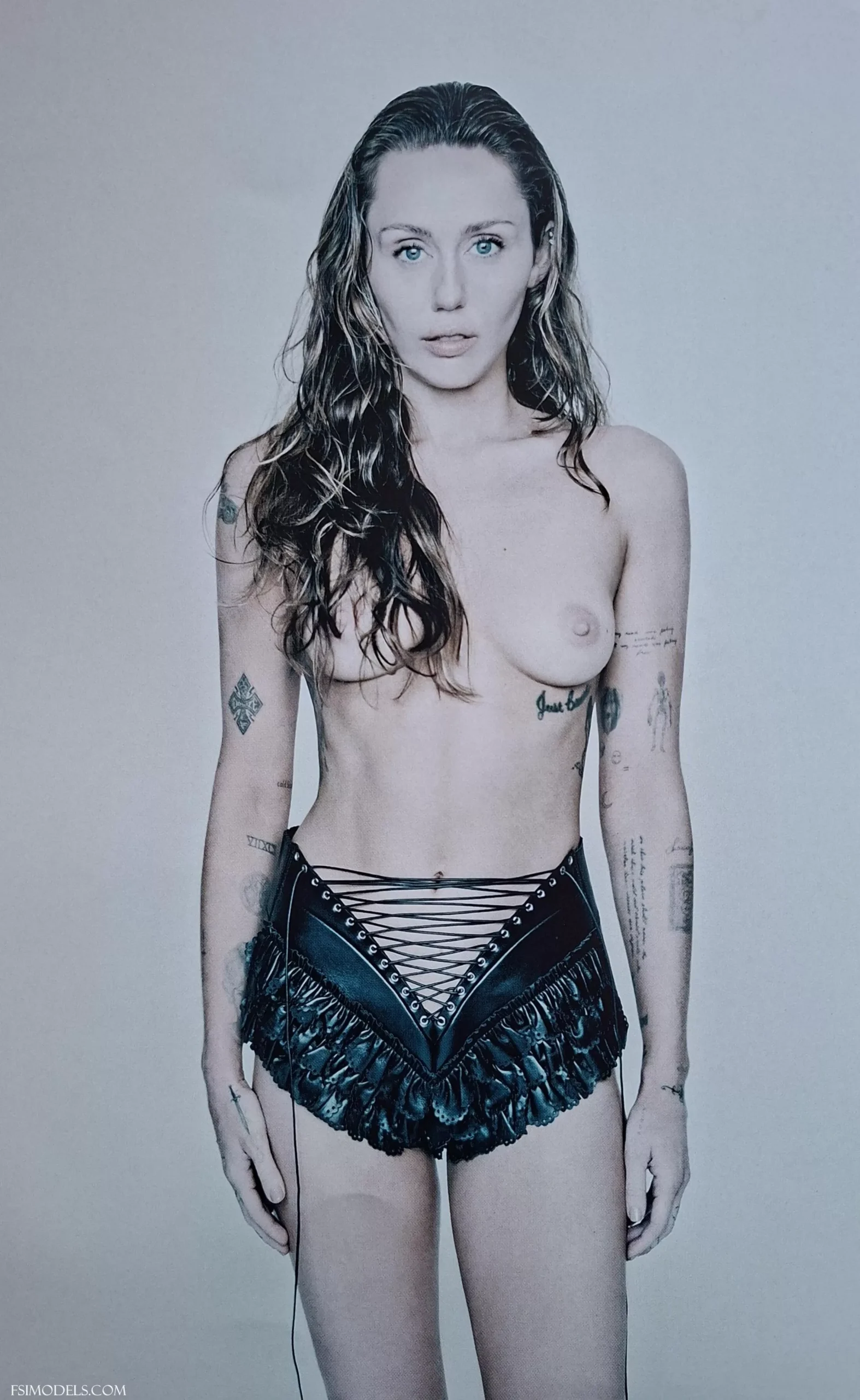 Miley Cyrus Young Nude Boobs Set - 5