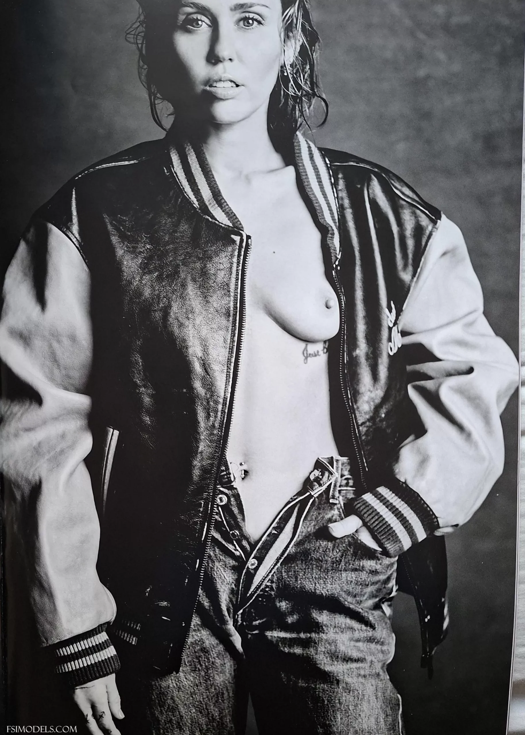 Miley Cyrus Young Nude Boobs Set - 7