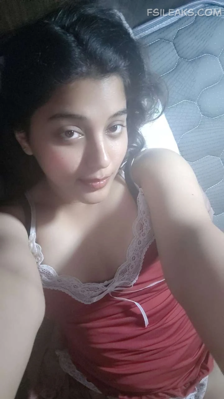 Beautiful Girlfriend Boob Nude Show Photo - 1