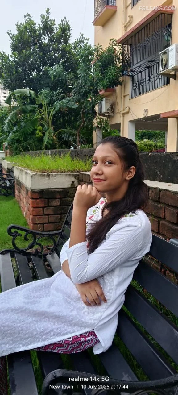 Slim Young Bengali Girl Nude Show Photos - 25