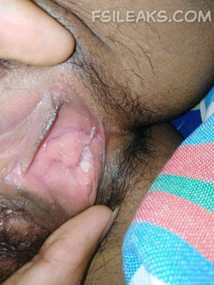 Sri Lankan Slim Girl Nude Show Photos - 17