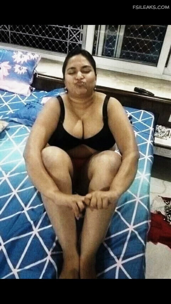 Beautiful Milf In White Bra Nude Show Photos - 3