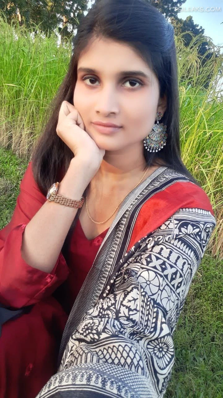 Beautiful Slim Girl Nude Show Photos - 19