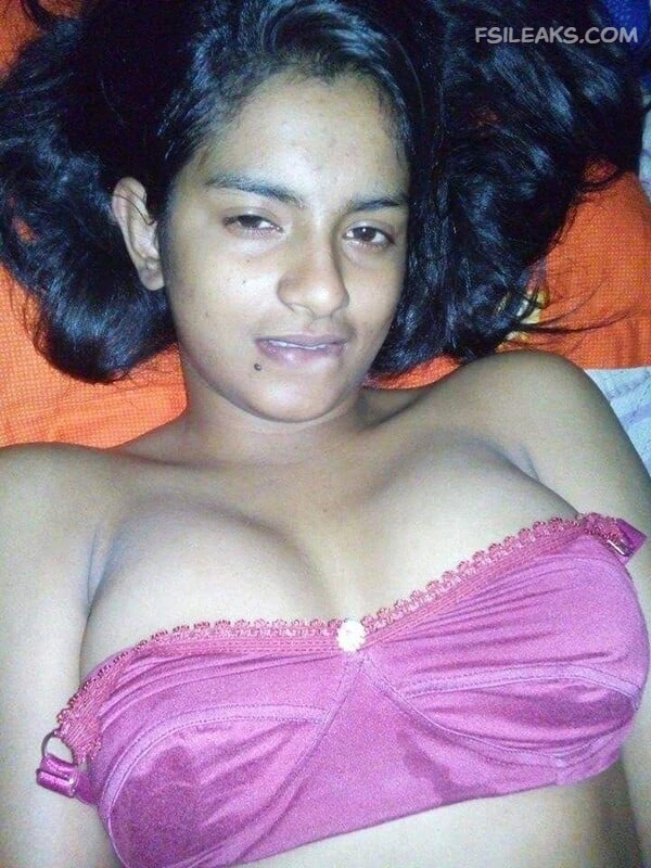 Horny Desi Girlfriend Nude Show Photos - 1