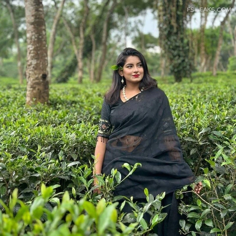 Horny Desi Girlfriend Nude Show Photos - 3