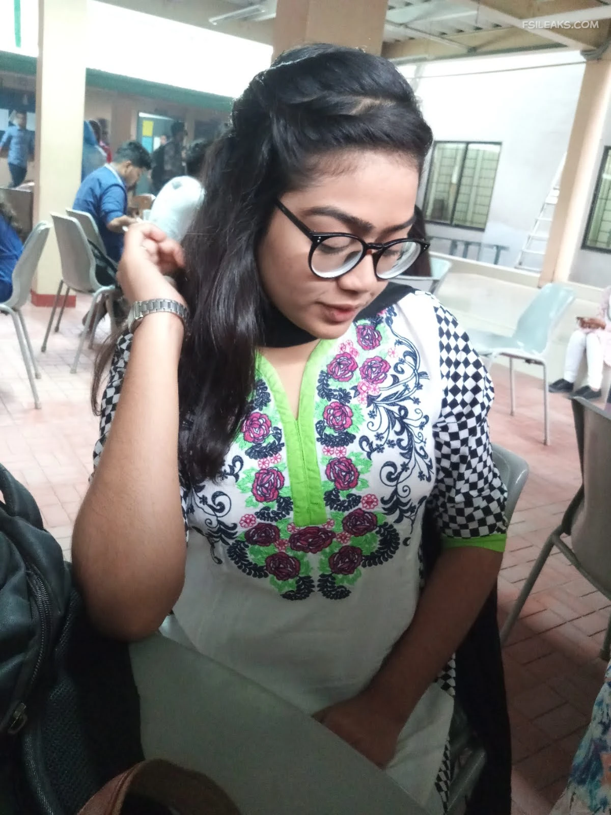 Horny Girl Showing Wet Pussy Nude Show Photos - 5