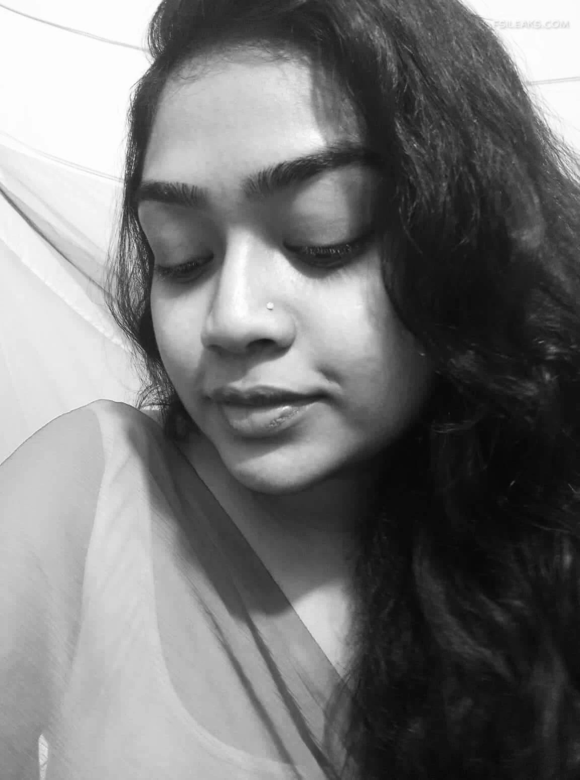 Horny Girl Showing Wet Pussy Nude Show Photos - 9