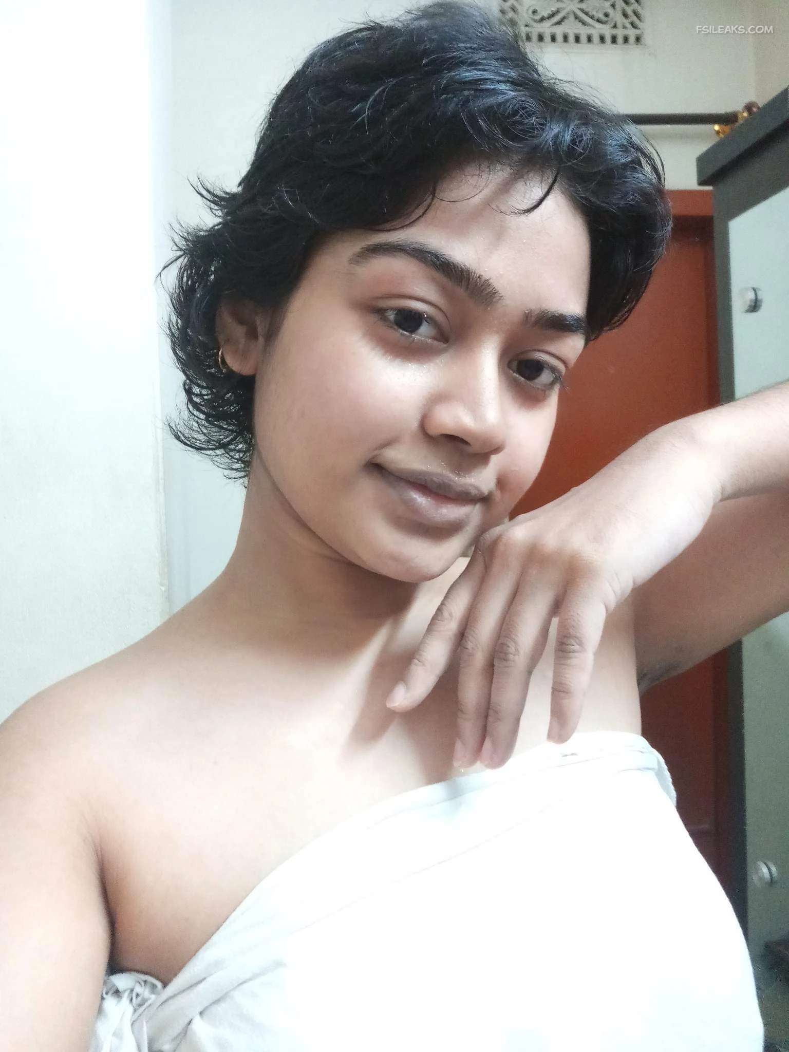 Horny Girl Showing Wet Pussy Nude Show Photos - 17