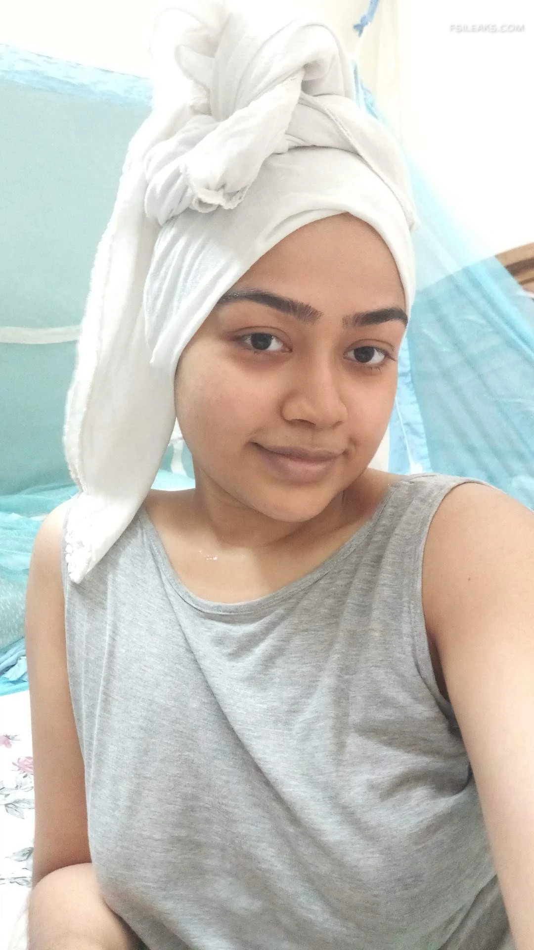 Horny Girl Showing Wet Pussy Nude Show Photos - 23