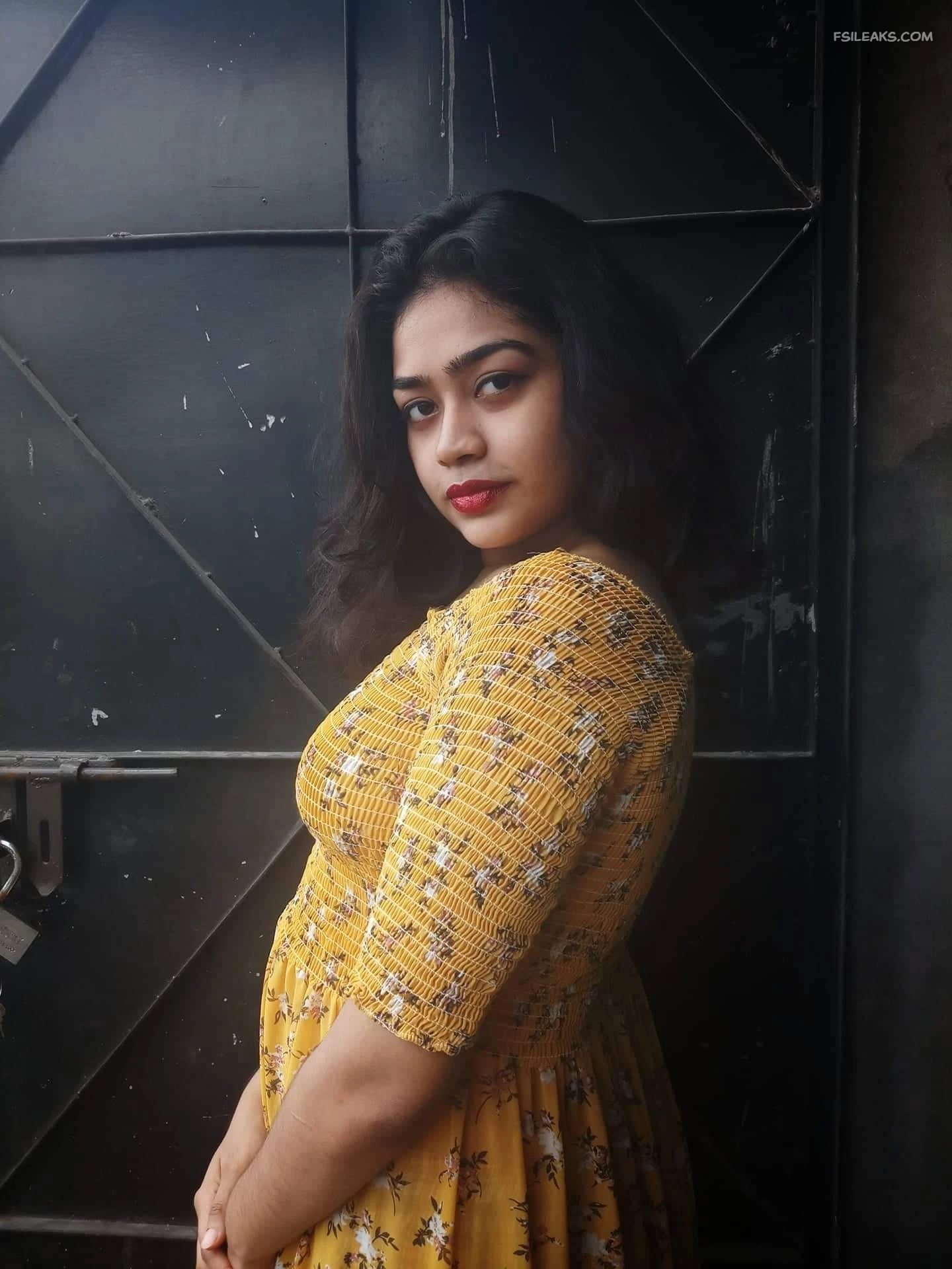 Horny Girl Showing Wet Pussy Nude Show Photos - 7