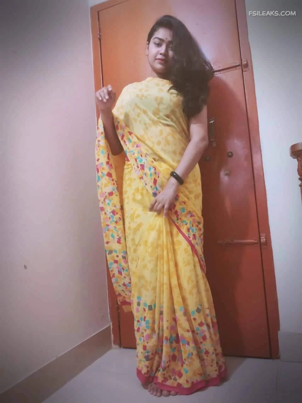 Horny Girl Showing Wet Pussy Nude Show Photos - 31