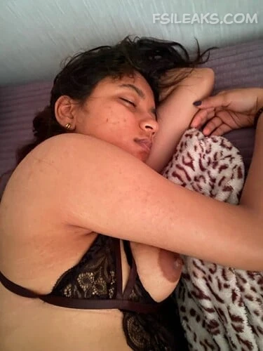 Sexy Indian Girlfriend Nude Show Photos - 5