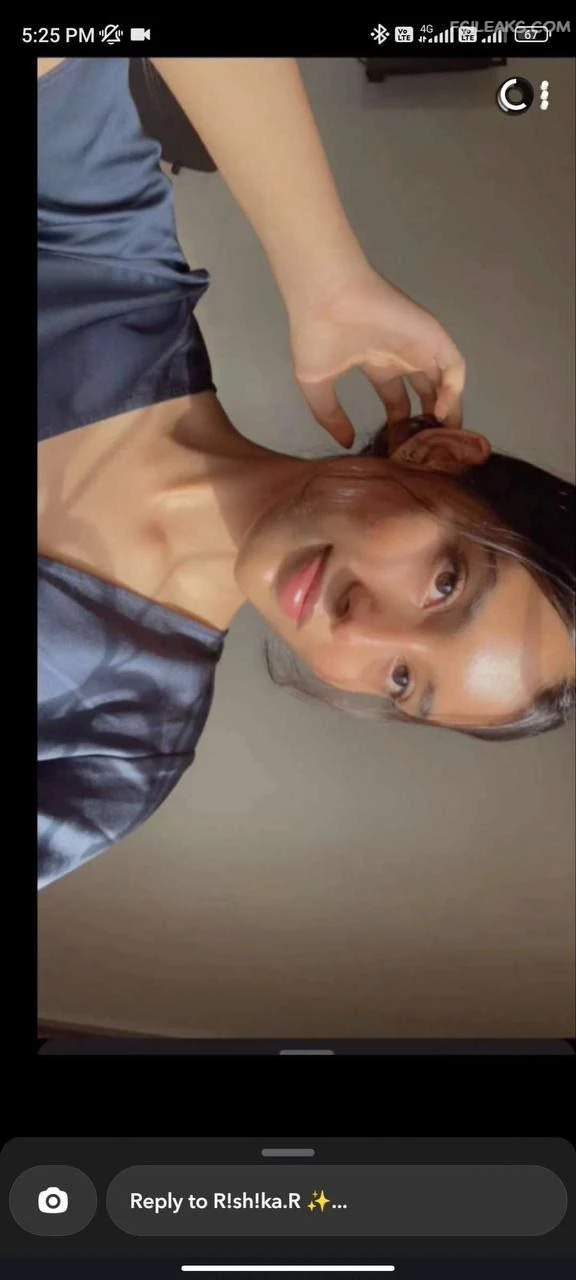 Slim Sexy Girl Friend Nude Show Photos - 1