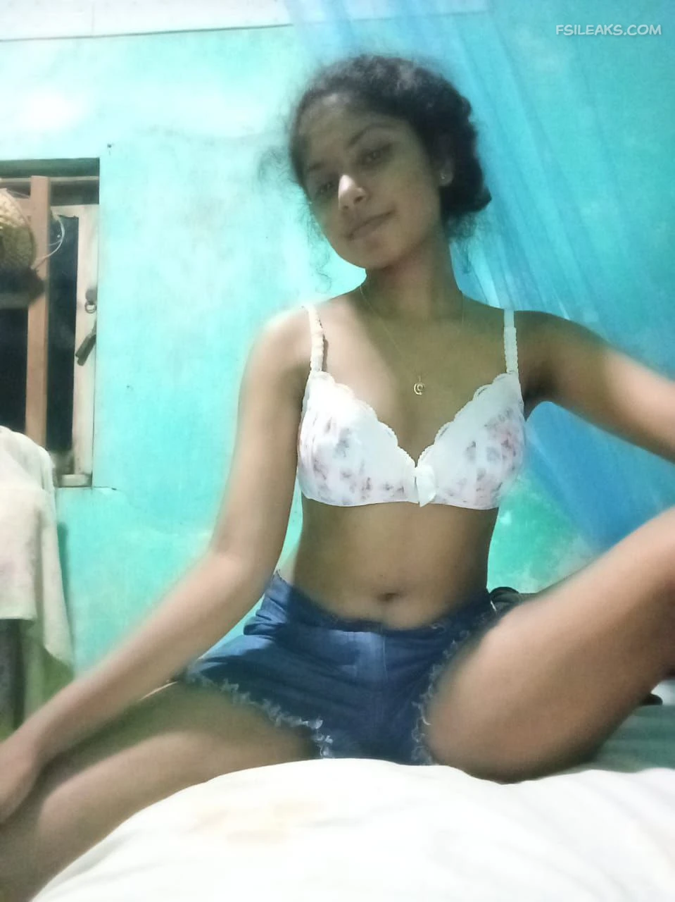 Young Sri Lankan Girl Nude Show Photos - 11