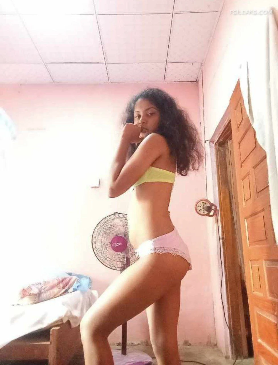 Young Sri Lankan Girl Nude Show Photos - 15