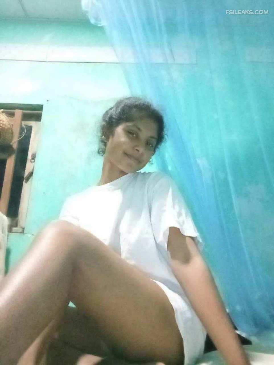 Young Sri Lankan Girl Nude Show Photos - 7